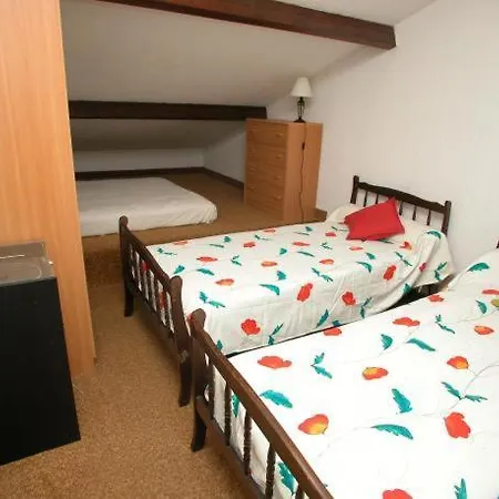Sleeps 6 *